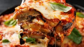 Fetta di parmigiana di melanzane