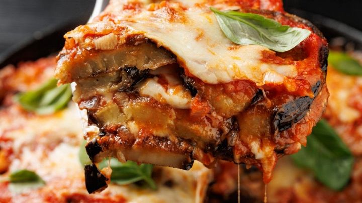 Fetta di parmigiana di melanzane
