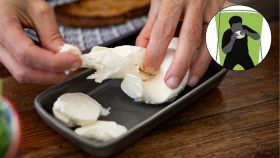 Mozzarella, le posizioni per mangiarla