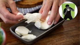 Mozzarella, le posizioni per mangiarla