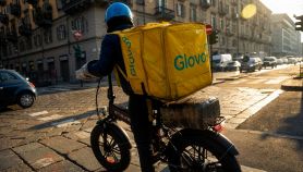 Un rider effettua una consegna nelle ore calde