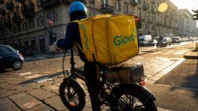 Un rider effettua una consegna nelle ore calde