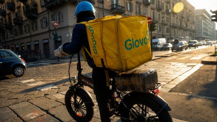 Un rider effettua una consegna nelle ore calde