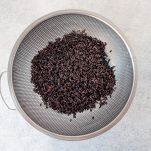 Riso venere nello scolapasta