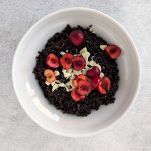 Amalgamare riso, feta e ciliegie