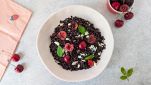 Piatto di riso venere con ciliegie e feta