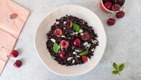 Piatto di riso venere con ciliegie e feta