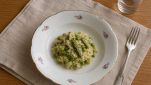 Piatto con risotto asparagi e piselli