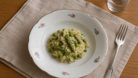 Piatto con risotto asparagi e piselli