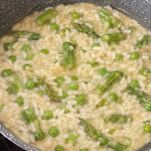 Risotto asparagi e piselli in pentola
