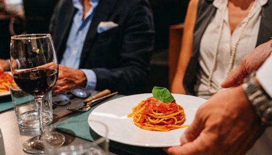 Un piatto di spaghetti al pomodoro serviti in un ristorante di cucina italiana