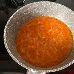 Pentola con salsa rossa di pomodori e peperoni
