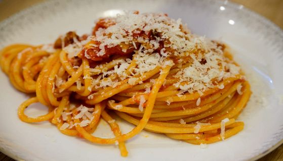 Spaghetti conditi con sugo all'Amatriciana