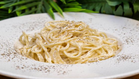 Spaghetti cacio e pepe nel piatto