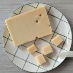 Tagliare formaggio a cubetti