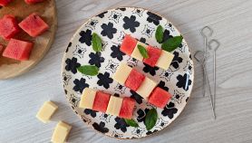 Spiedini di anguria grigliata e formaggio
