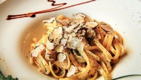 Un piatto di tagliatelle al tartufo bianco