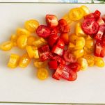 Pomodorini lavati e tagliati sul tagliere