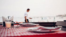 Ristorante con tavolo apparecchiato vista mare