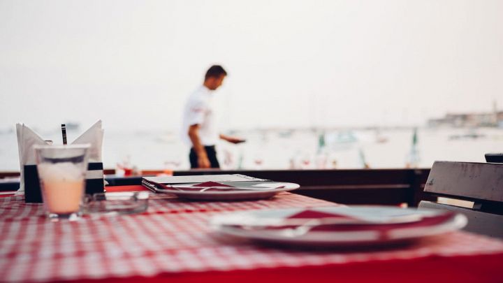 Ristorante con tavolo apparecchiato vista mare