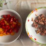 Tonno e pomodorini crudi nei piatti