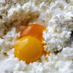 Mescolare ricotta e uova