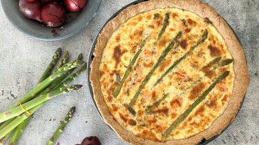 Piatto torta salata asparagi e ricotta