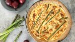Piatto torta salata asparagi e ricotta