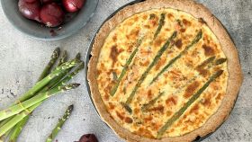 Piatto torta salata asparagi e ricotta