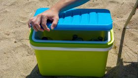 Borsa frigo sulla sabbia al mare