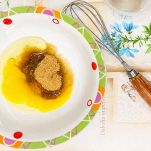 Ciotola con uova e zucchero e frusta