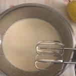 Uova e zucchero sbattuti-nella-ciotola