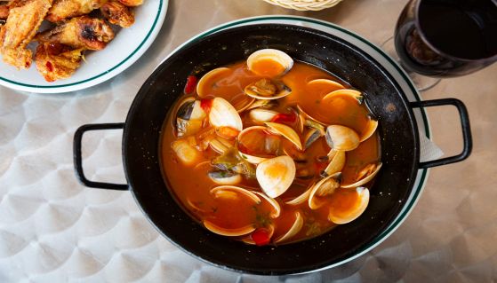 Pentola con vongole al sugo
