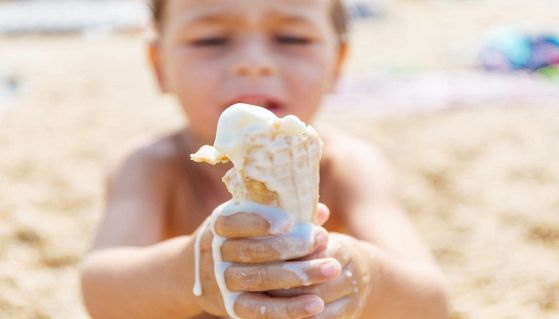 Bimbo tiene tra le mani un cono gelato che si sta sciogliendo