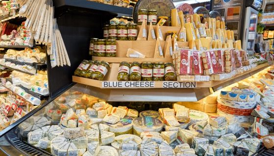 Banco formaggi erborinati e salumi al supermercato