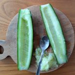 Tagliere con cetrioli svuotati