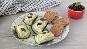 Piatto con barchette di cetrioli