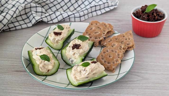Piatto con barchette di cetrioli