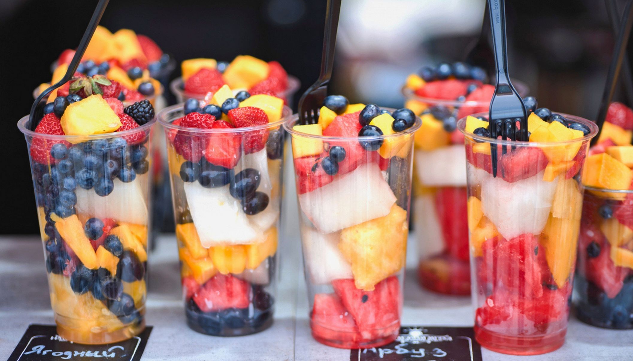 Bicchieri con frutta estiva come anguria, melone, mirtilli
