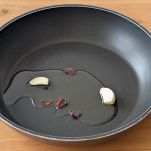 Fare soffriggere aglio con olio