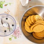 Biscotti da tritare nella ciotola e boccale del tritatutto