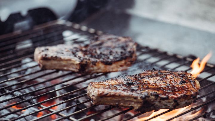 Barbecue con bistecche in cottura
