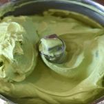 Gelato al pistacchio nel boccale del tritatutto