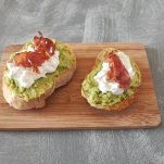 Bruschette con crema di avocado burrata e speck