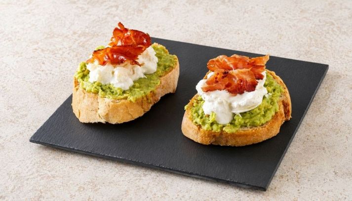 Bruschette con avocado burrata e speck
