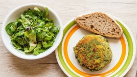 Burger di spinaci con una fetta di pane