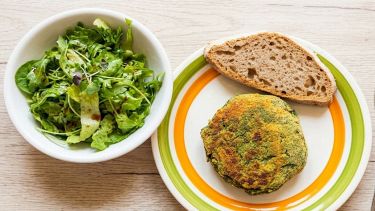 Burger di spinaci con una fetta di pane