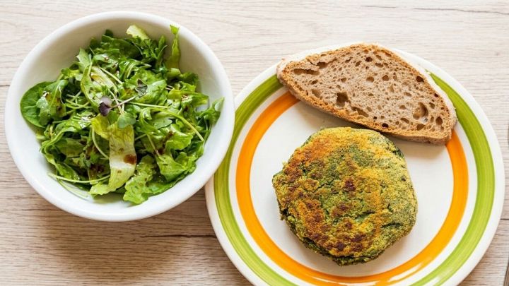 Burger di spinaci con una fetta di pane