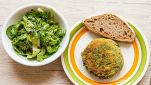 Burger di spinaci con una fetta di pane