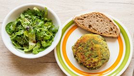 Burger di spinaci con una fetta di pane